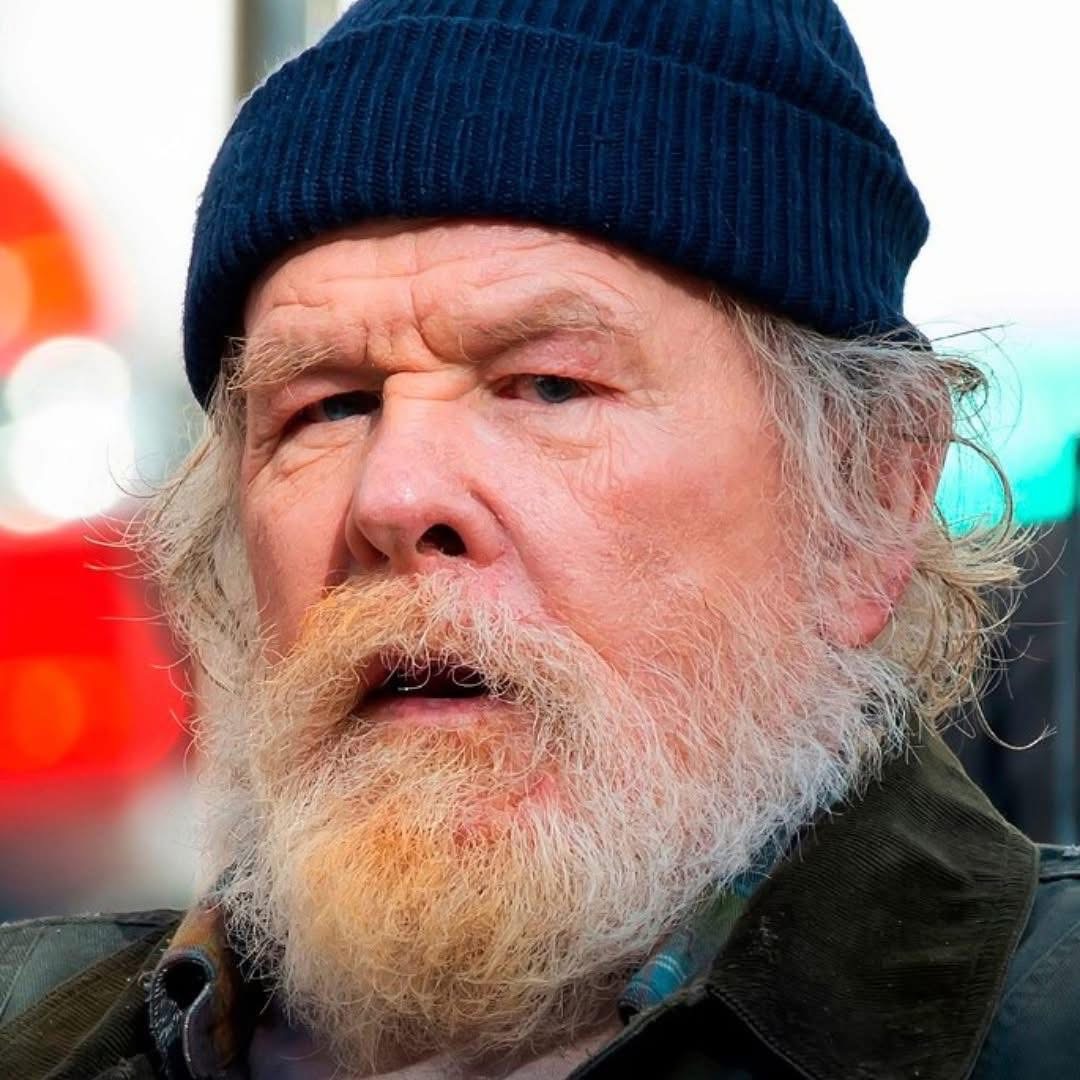 “From a World-Known Star Into a Grey-Haired Old Man”: No One Recognizes This 83-Year-Old Wrinkled Man On The Street!